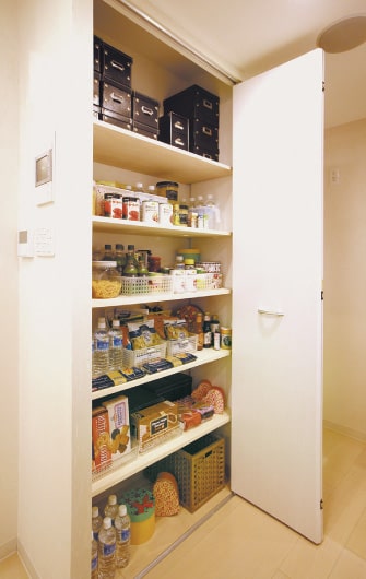 食品の保存、整理に便利なパントリー(食品庫)