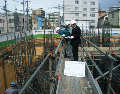 構造専門スタッフが現場にて目で確認